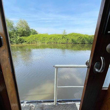 Dutch Cruiser Ship On A Tranquil Secluded River Tonbridge Exteriör bild