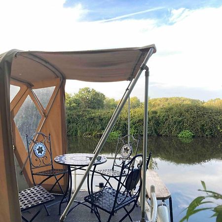 Dutch Cruiser Ship On A Tranquil Secluded River Tonbridge Exteriör bild