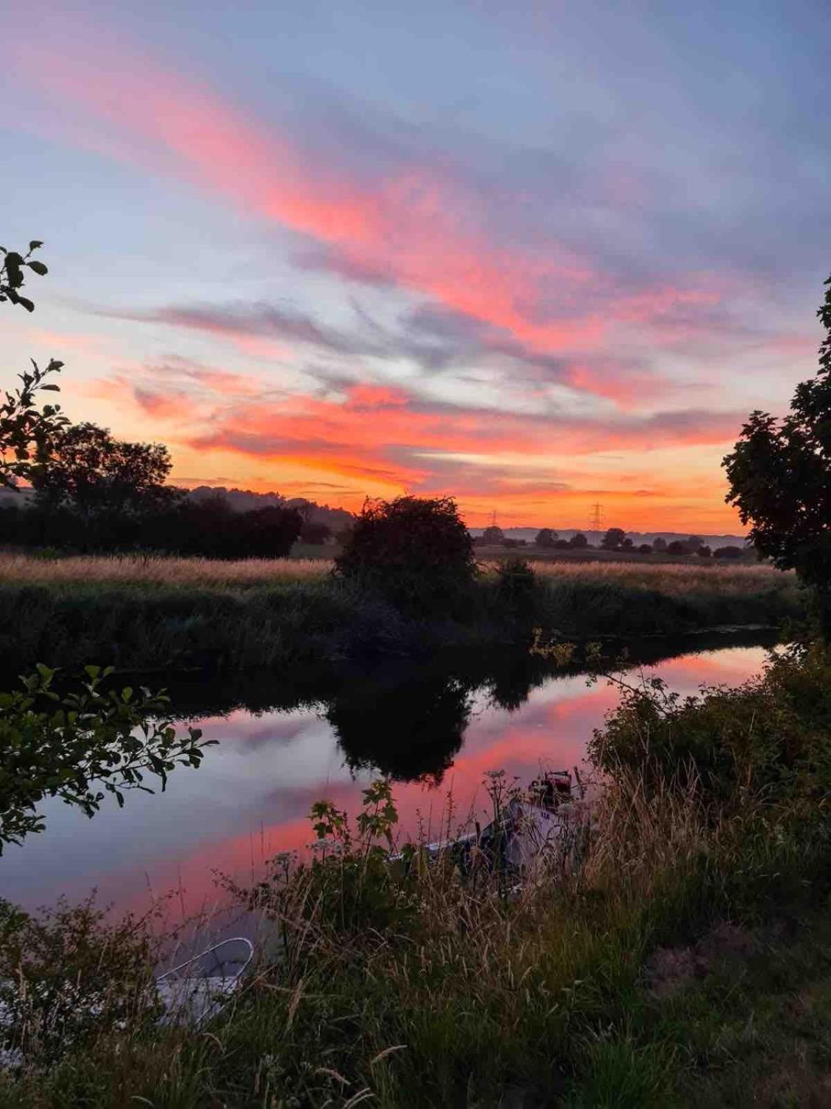 Dutch Cruiser Ship On A Tranquil Secluded River Tonbridge Exteriör bild