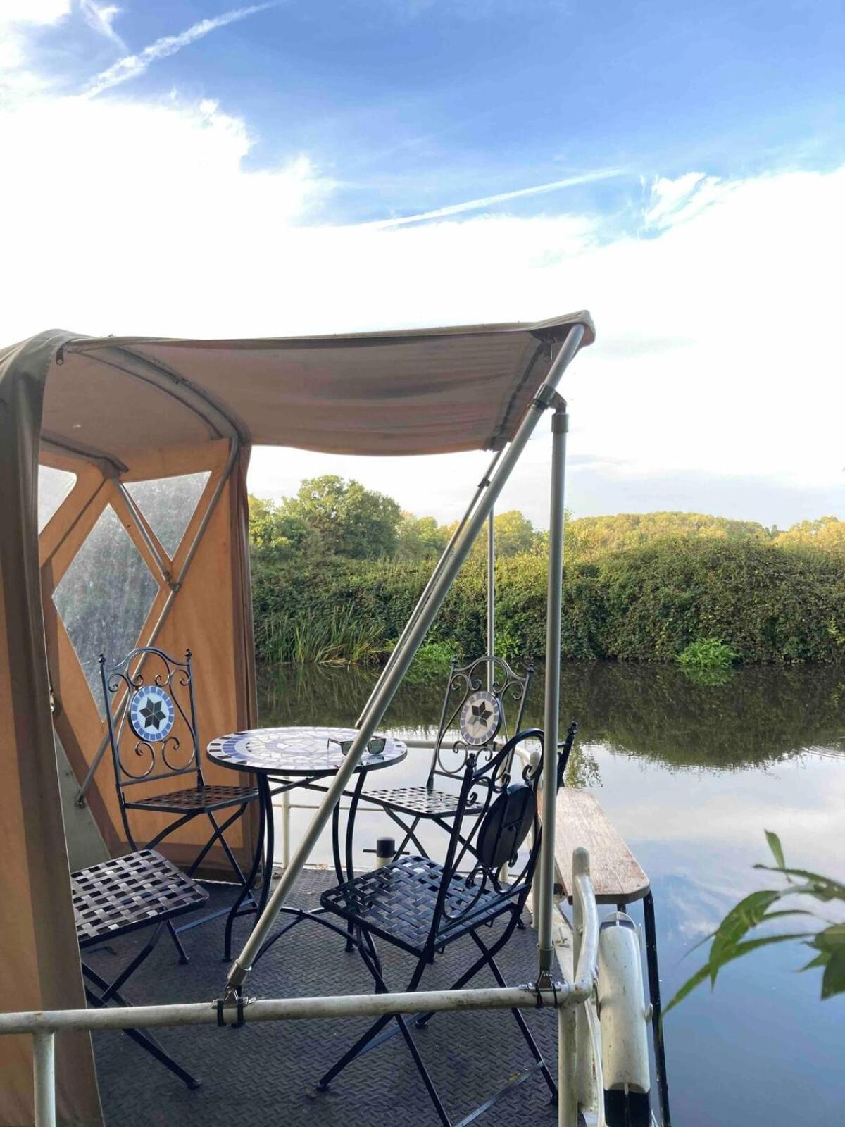 Dutch Cruiser Ship On A Tranquil Secluded River Tonbridge Exteriör bild