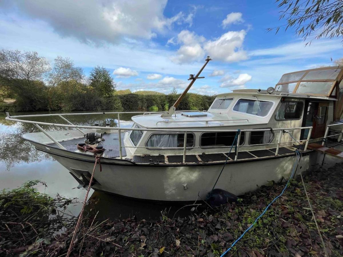 Dutch Cruiser Ship On A Tranquil Secluded River Tonbridge Exteriör bild