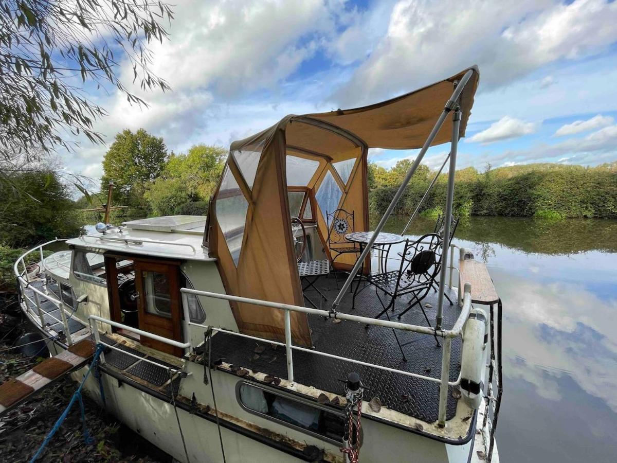 Dutch Cruiser Ship On A Tranquil Secluded River Tonbridge Exteriör bild