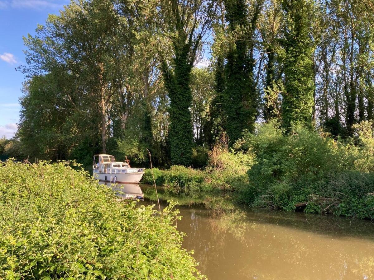 Dutch Cruiser Ship On A Tranquil Secluded River Tonbridge Exteriör bild