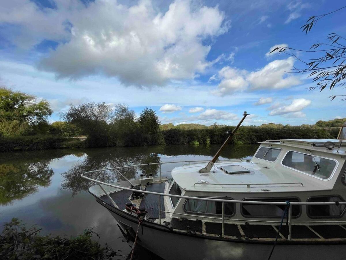 Dutch Cruiser Ship On A Tranquil Secluded River Tonbridge Exteriör bild