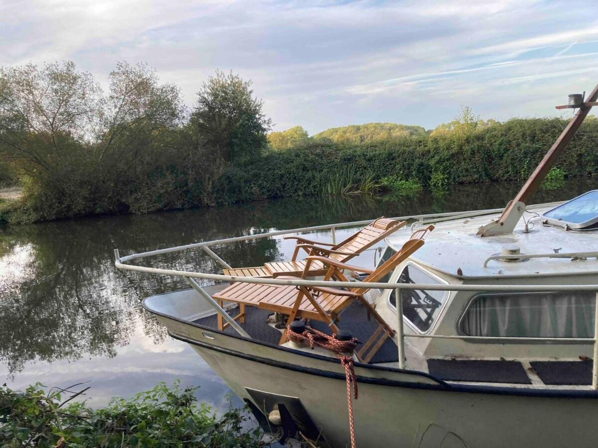 Dutch Cruiser Ship On A Tranquil Secluded River Tonbridge Exteriör bild