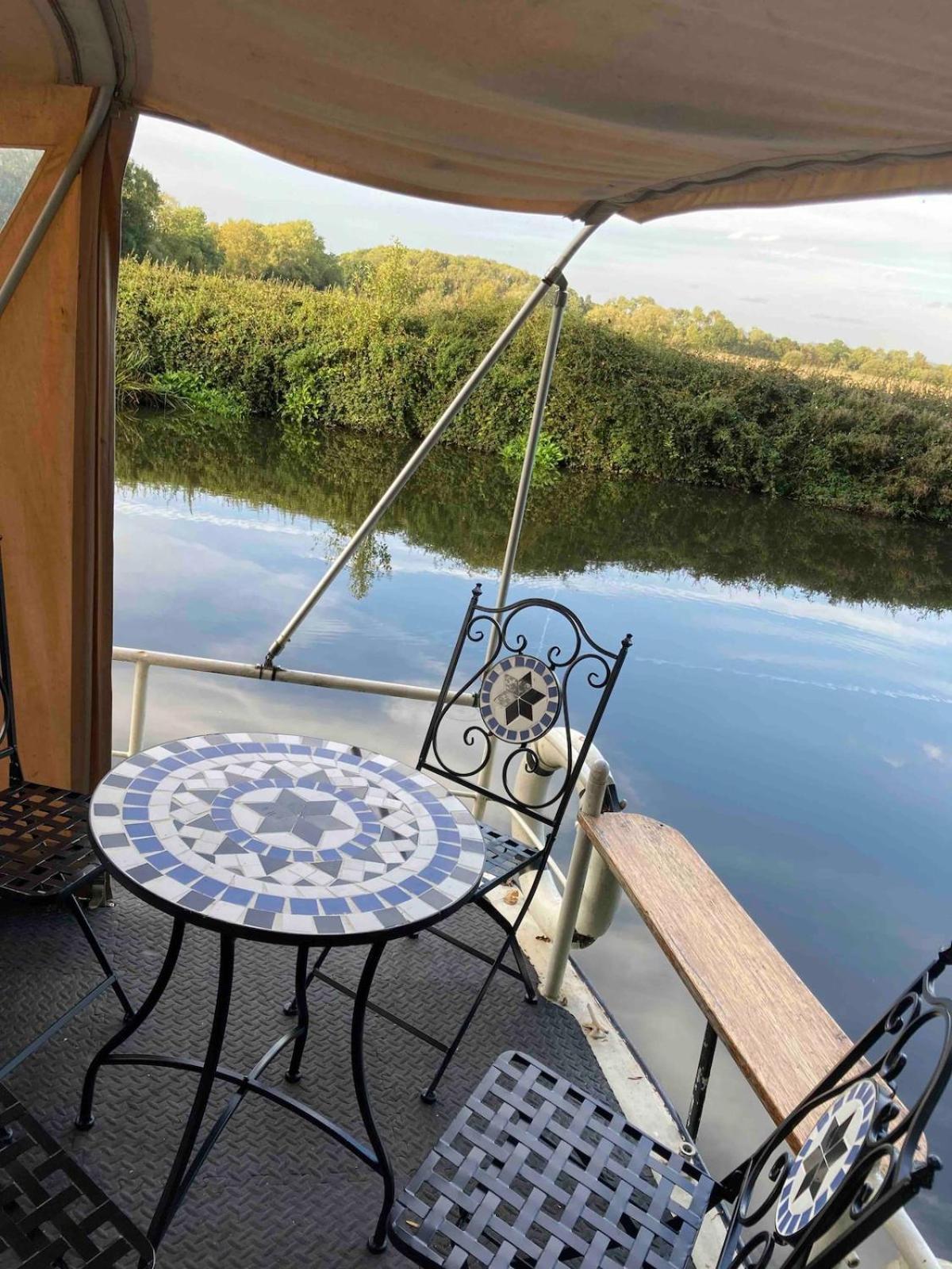 Dutch Cruiser Ship On A Tranquil Secluded River Tonbridge Exteriör bild