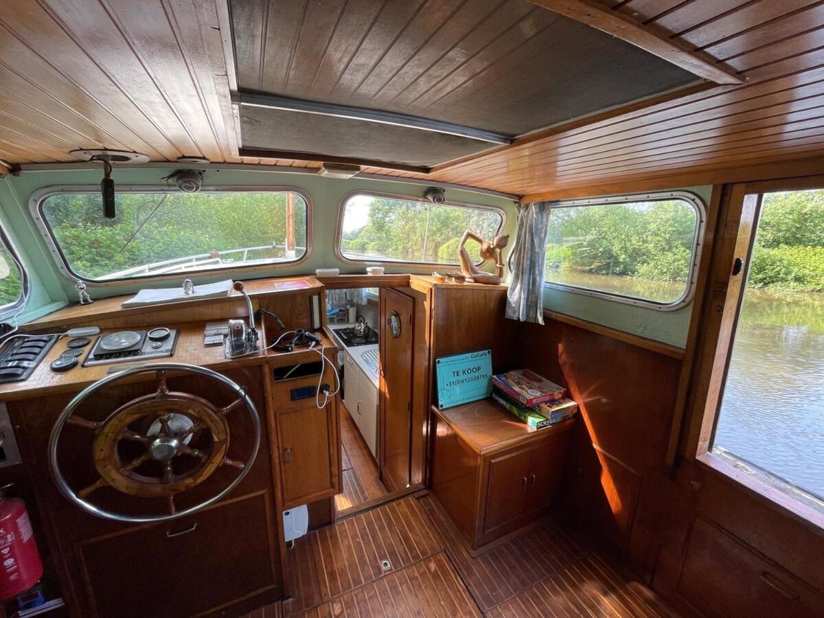 Dutch Cruiser Ship On A Tranquil Secluded River Tonbridge Exteriör bild