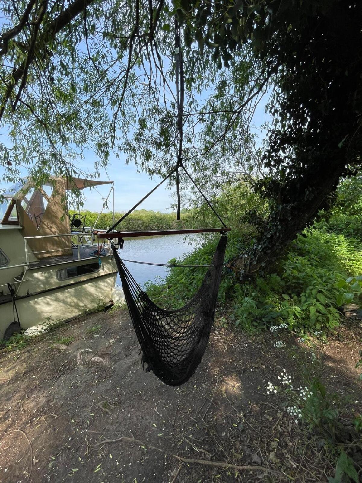 Dutch Cruiser Ship On A Tranquil Secluded River Tonbridge Exteriör bild