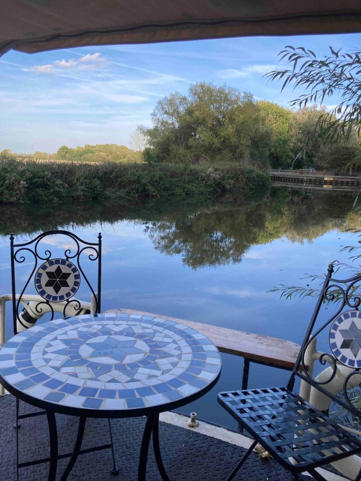 Dutch Cruiser Ship On A Tranquil Secluded River Tonbridge Exteriör bild