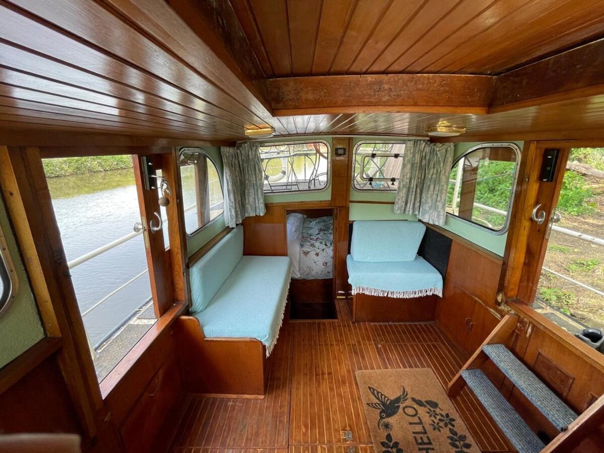 Dutch Cruiser Ship On A Tranquil Secluded River Tonbridge Exteriör bild